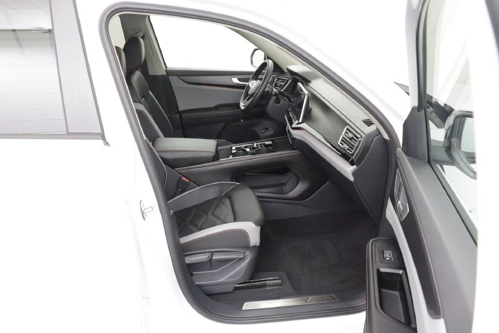 Used 2026 Volkswagen Atlas Peak Edition AWD/4WD image 19