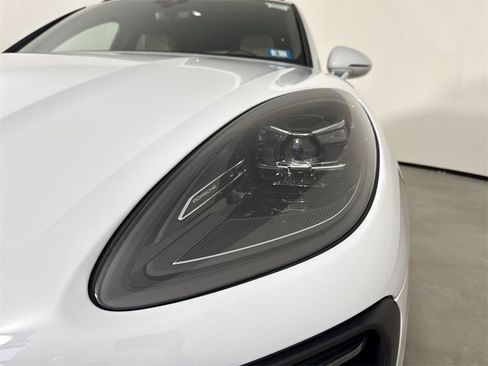 Certified 2025 Porsche Macan image 11