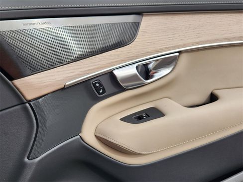 New 2026 Volvo XC90 B6 Plus w/ Protection Package Premier image 20