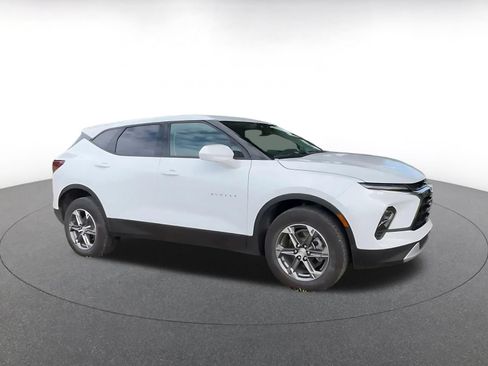 Used 2026 Chevrolet Blazer LT FWD image 2