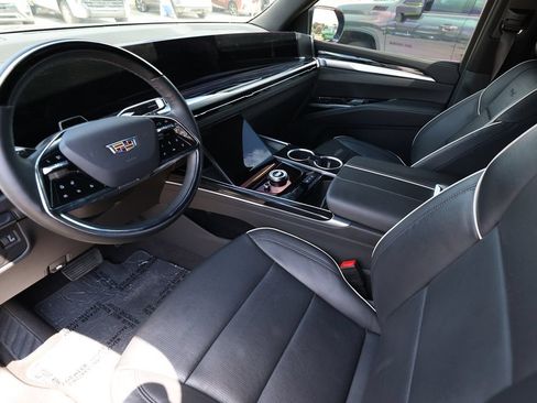 Used 2025 Cadillac Escalade ESV Sport AWD/4WD image 9