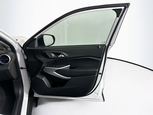 Used 2025 Chevrolet Trax LS image 30