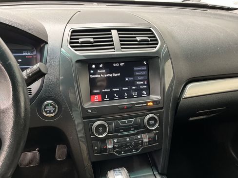 Used 2018 Ford Explorer XLT w/ Equipment Group 202A AWD/4WD image 18