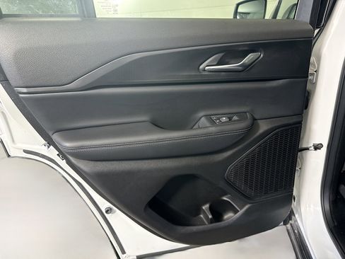 Used 2024 Jeep Grand Cherokee Laredo X image 26