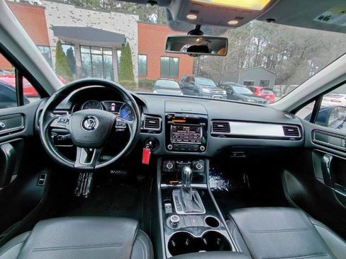 Used 2014 Volkswagen Touareg Sport image 13