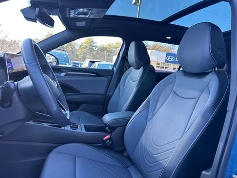 Used 2025 Volkswagen Tiguan SE R-Line image 13