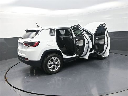 Used 2025 Jeep Compass Sport image 31