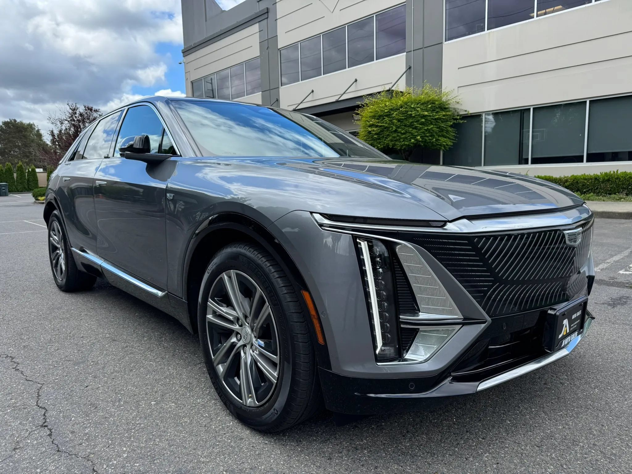 Used 2023 Cadillac Lyriq AWD image 2