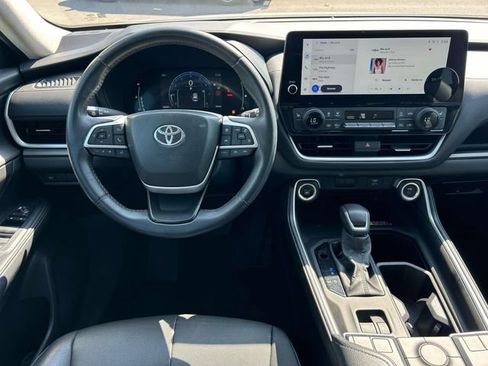 Used 2024 Toyota Grand Highlander AWD image 14