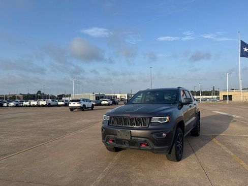 Used 2021 Jeep Grand Cherokee Trailhawk w/ Trailhawk Luxury Group AWD/4WD image 4