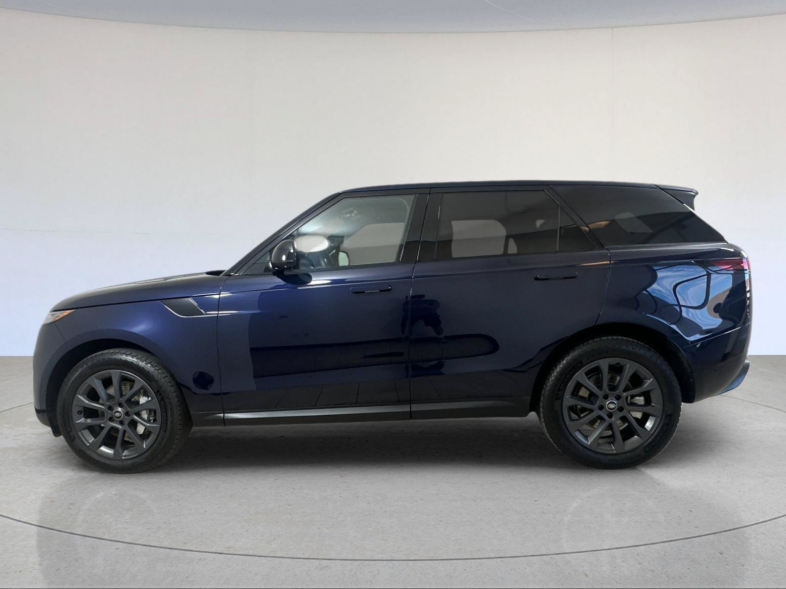 Used 2023 Land Rover Range Rover Sport SE AWD/4WD image 3