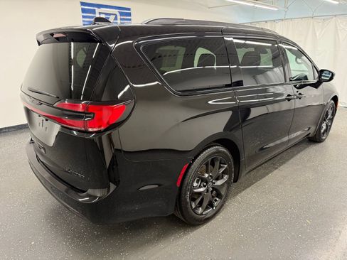 Used 2025 Chrysler Pacifica Limited FWD image 2
