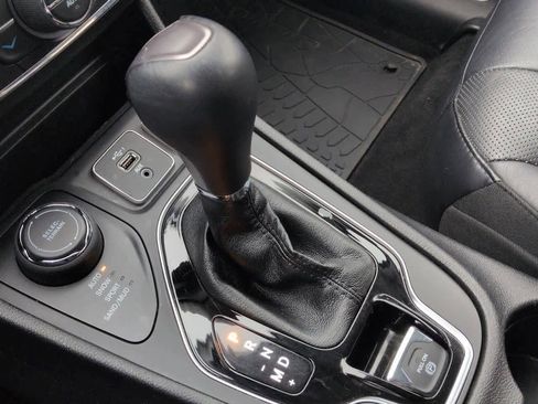 Used 2020 Jeep Cherokee Limited image 30