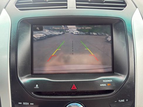 Used 2015 Ford Explorer XLT w/ Equipment Group 202A AWD/4WD image 28