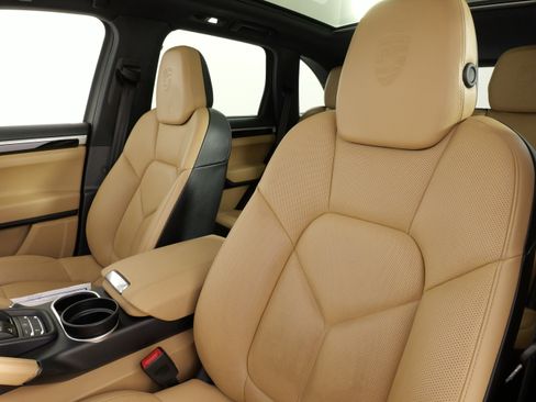Used 2017 Porsche Cayenne image 32