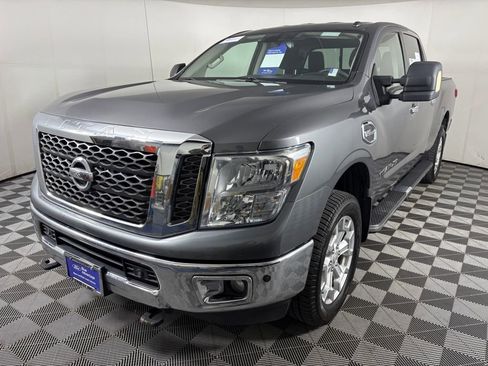 Used 2017 Nissan Titan SV image 3