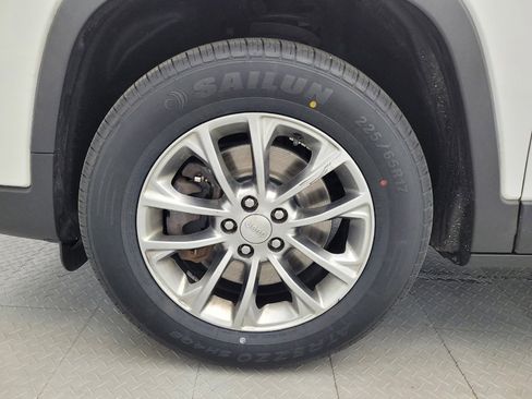 Used 2019 Jeep Cherokee Latitude Plus AWD/4WD image 31