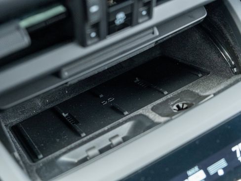 Certified 2025 Porsche Macan Turbo Electric image 31