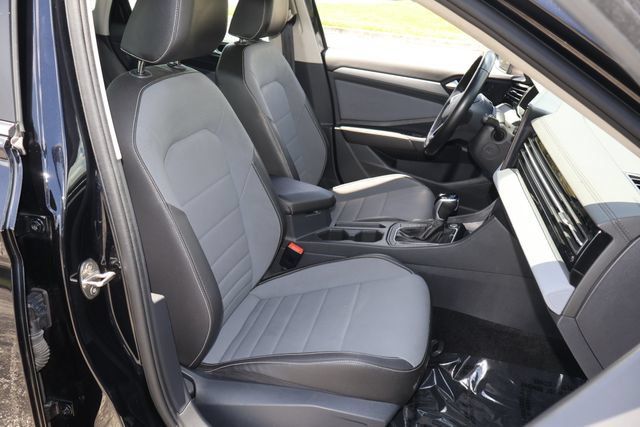 Certified 2025 Volkswagen Jetta SE FWD image 19