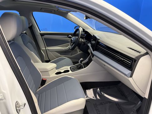 Used 2025 Volkswagen Jetta SE image 24