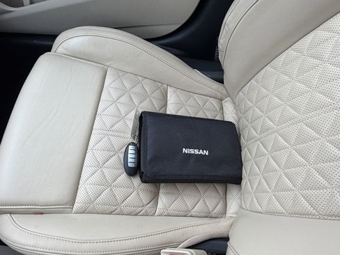 Used 2016 Nissan Maxima Platinum w/ Interior Lighting Package image 18