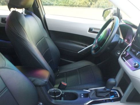 Used 2025 Toyota Corolla Cross L FWD image 2