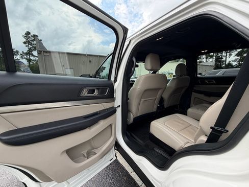 Used 2018 Ford Explorer XLT w/ Equipment Group 202A FWD image 18