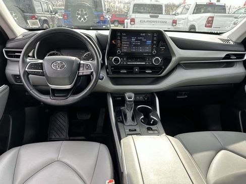 Used 2022 Toyota Highlander XLE image 8