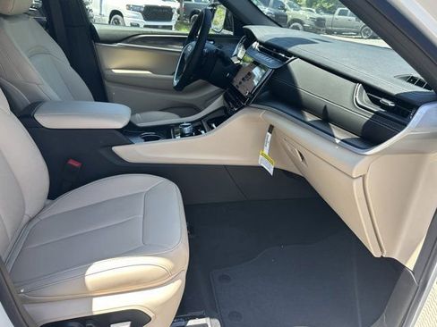New 2026 Jeep Grand Cherokee Limited AWD/4WD image 13