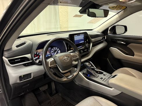 Used 2022 Toyota Highlander XLE AWD/4WD image 28