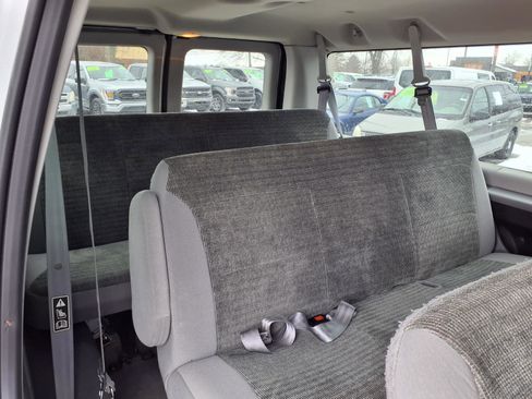 Used 2004 Ford E-350 and Econoline 350 XLT image 5