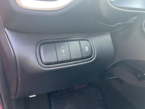Used 2023 Hyundai Venue SEL FWD image 8