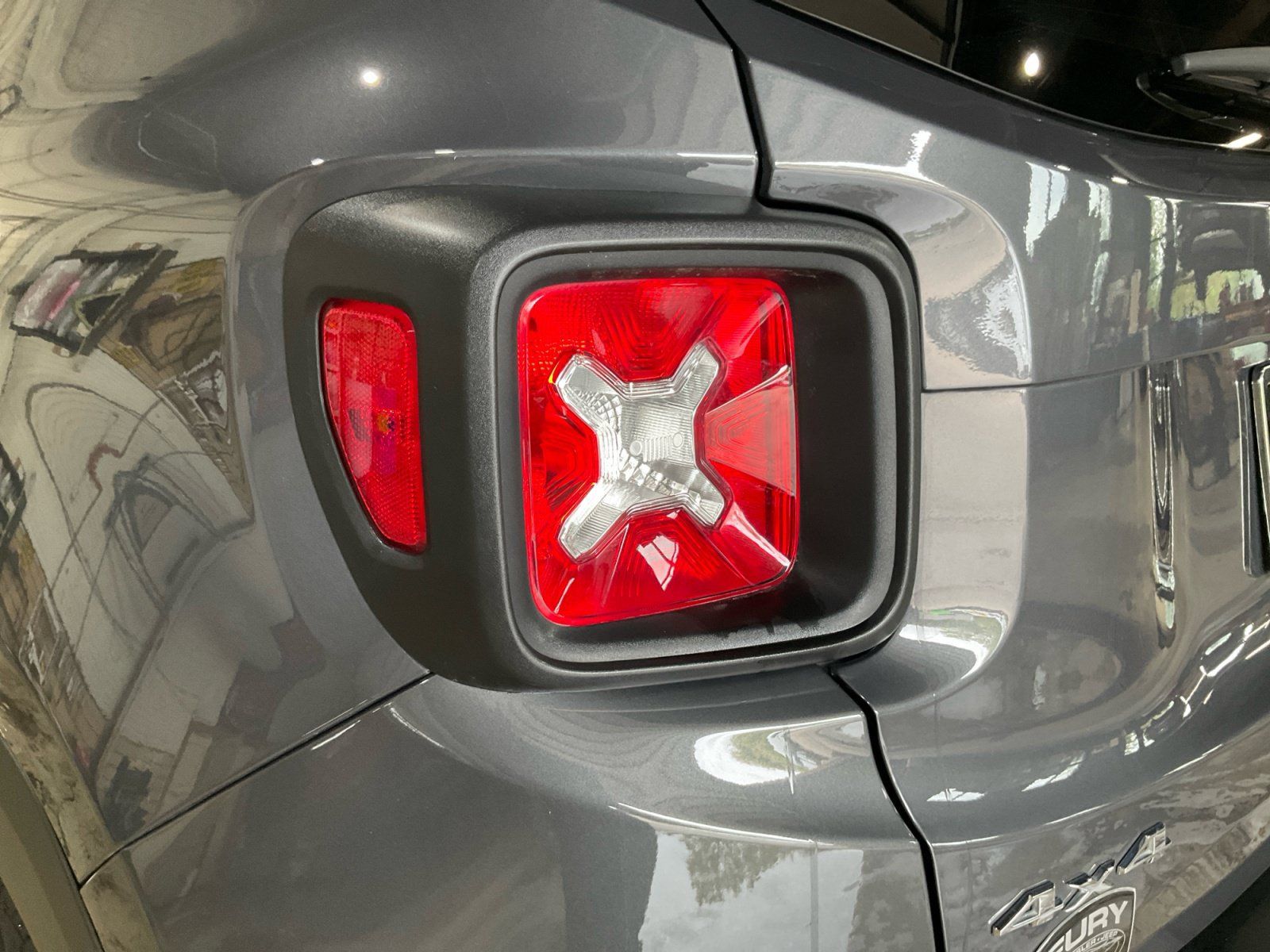 Used 2023 Jeep Renegade Latitude AWD/4WD image 32