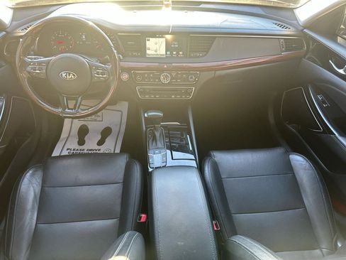 Used 2017 Kia Cadenza Premium w/ Luxury Package image 8