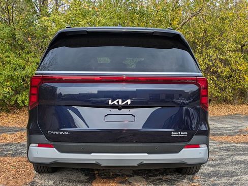 Used 2025 Kia Carnival EX image 6