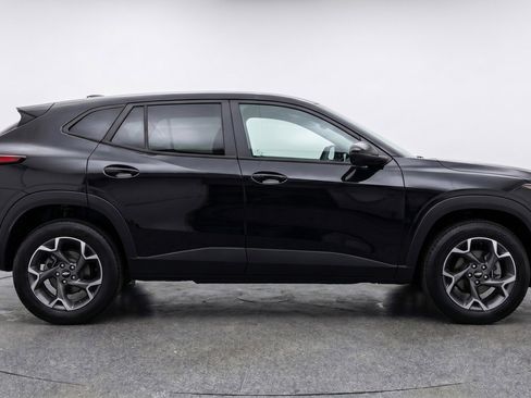 Used 2025 Chevrolet Trax LT w/ LT Convenience Package FWD image 11