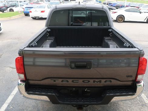 Used 2018 Toyota Tacoma TRD Off-Road AWD/4WD image 11