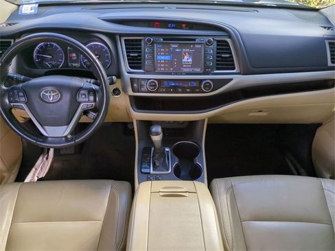 Used 2018 Toyota Highlander XLE image 18