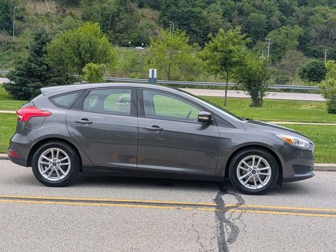 Used 2017 Ford Focus SE w/ Cold Weather Package FWD image 3