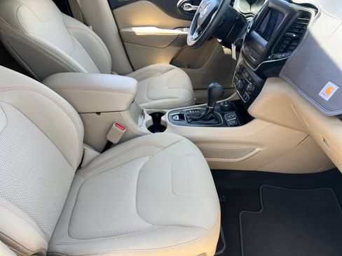 Used 2019 Jeep Cherokee Latitude w/ Popular Appearance Group AWD/4WD image 19