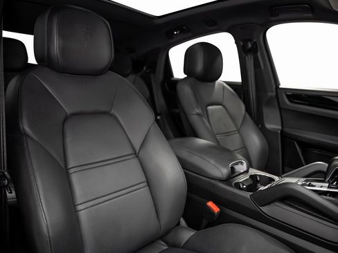 Used 2021 Porsche Cayenne Coupe image 30