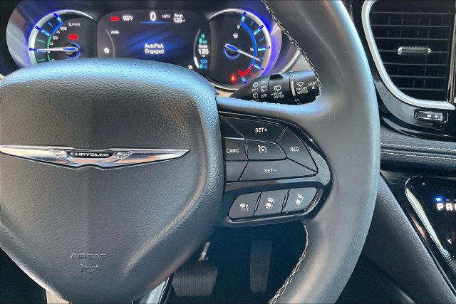 Used 2023 Chrysler Pacifica Limited w/ Uconnect Theater Family Group FWD image 19