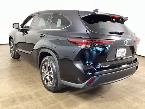 Used 2025 Toyota Highlander XLE AWD/4WD image 9