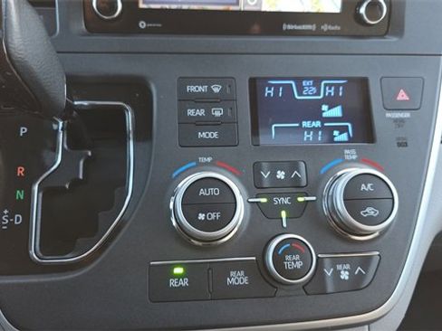 Used 2020 Toyota Sienna Limited image 21