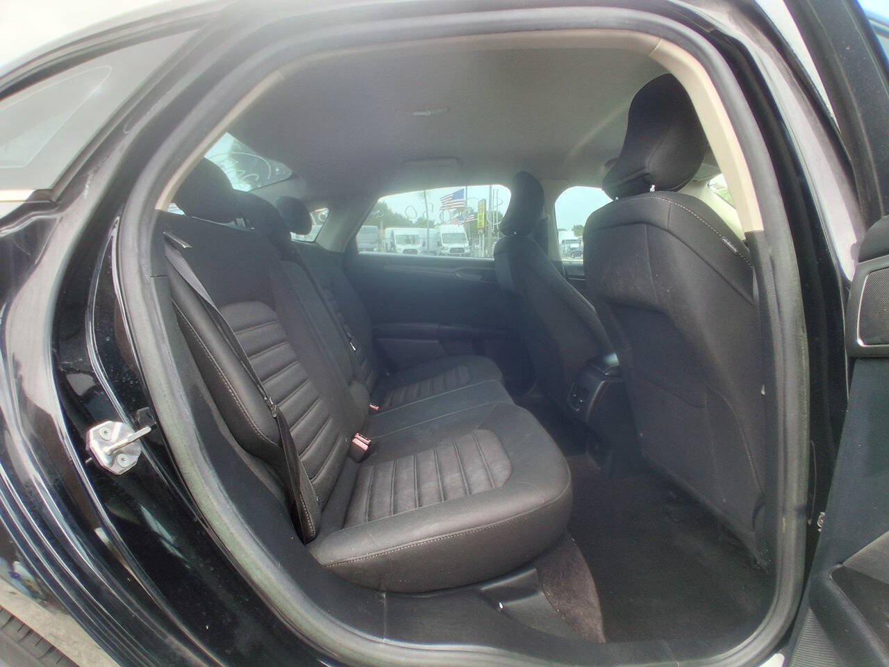 Used 2017 Ford Fusion SE w/ Fusion SE Technology Package FWD image 18