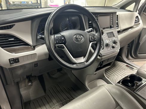 Used 2018 Toyota Sienna XLE Premium image 11