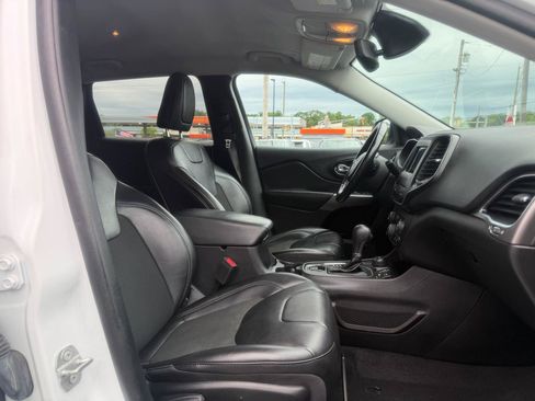 Used 2021 Jeep Cherokee Latitude Plus AWD/4WD image 22