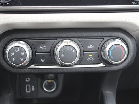 Used 2022 Nissan Versa SV w/ Trunk Package image 19