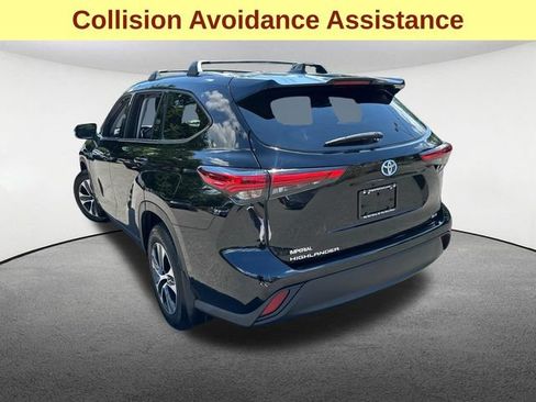 Used 2022 Toyota Highlander XLE AWD/4WD image 7