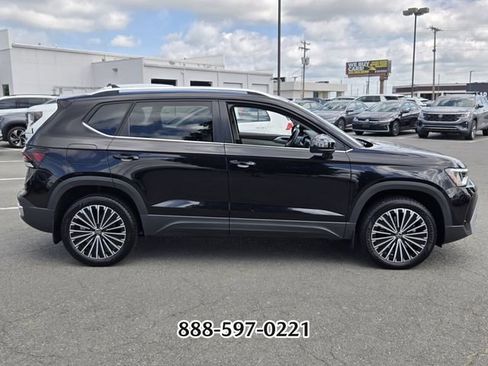 Used 2025 Volkswagen Taos SE FWD image 6